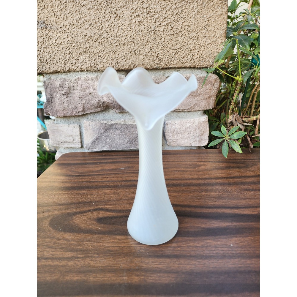 Vintage frosted/satin ribbed Jack-in-the-Pulpit art glass vase